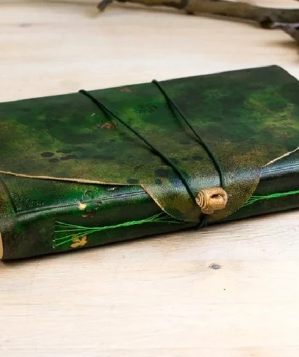 Cuaderno artesanal verde bosque en piel con motivo de árbol de la vida, tapa blanda Arbor Vitae