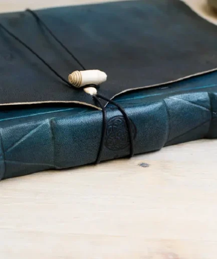 Cuaderno de escritura y dibujo grande en piel azul topacio,   Meditatio Topaz