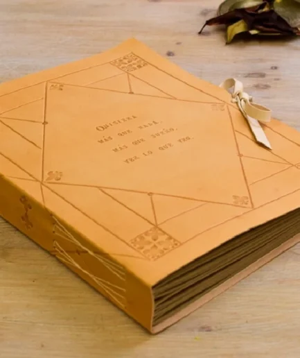 Libro de firmas en piel natural y tapa blanda con cierre medieval, Memorialis Lys