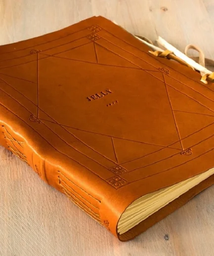 Álbum de fotos de tapa blanda en piel anaranjada y detalles en verde, Memorialis Dario