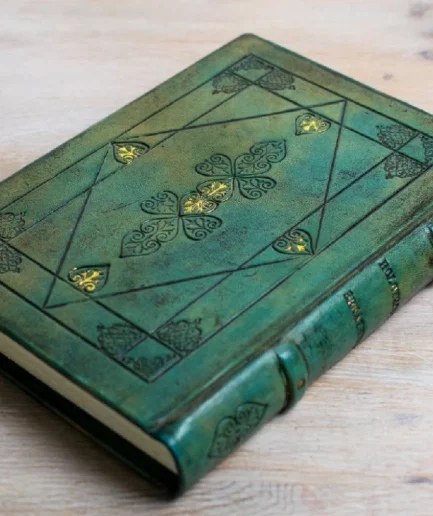 Cuaderno único en piel verde azulada con decoración grabada de forma artesanal, Lotus Blu