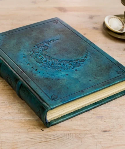 Cuaderno personalizado en piel grabado a mano, fases de la luna, Tres Lunae turquesa