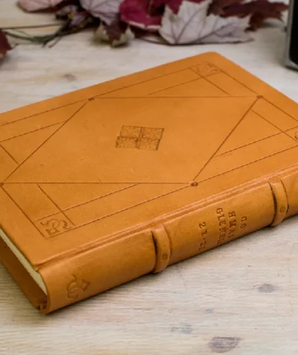 Cuaderno artesanal en piel natural anaranjada, diario personalizado , Vita Nuda