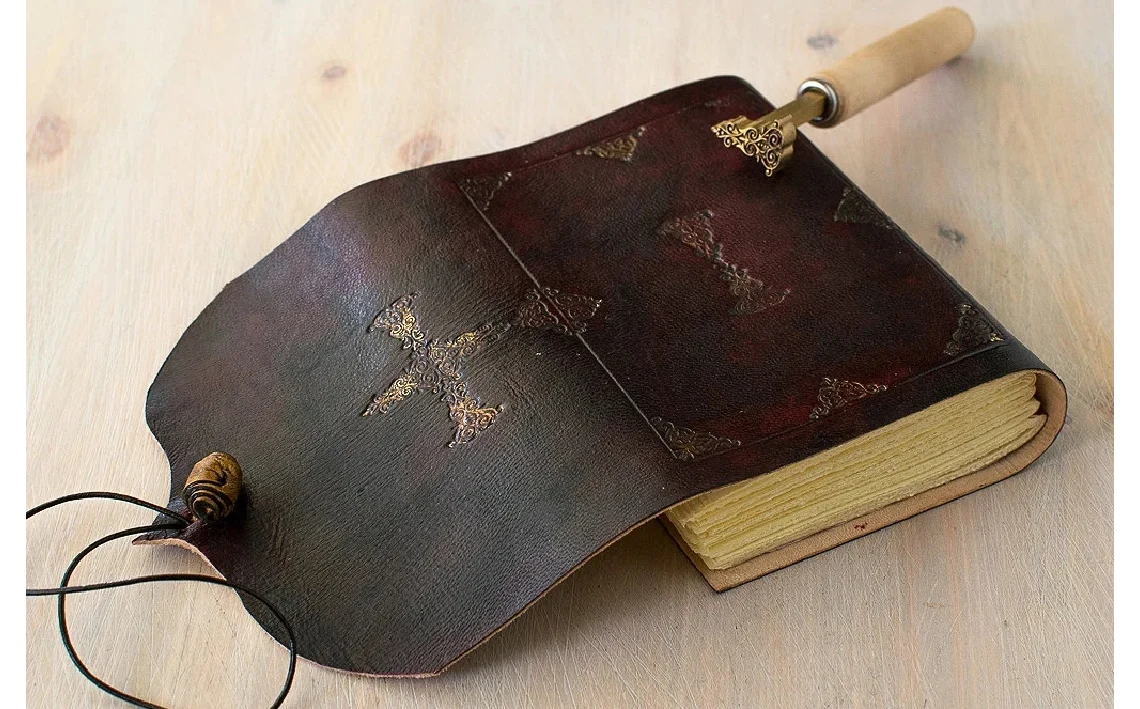 Diario de viajes en piel, libro Art Nouveau, libro de dibujo, cuaderno artesanal rojo, regalo de aniversario, regalo san valentín, A6 6