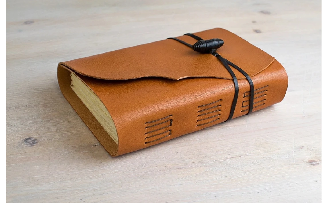 Diario en piel, diario de viajes, cuaderno en piel. Naranja, marrón. MEDITATIO series A6.3