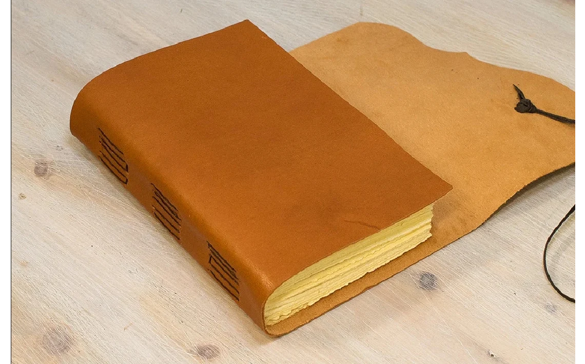 Diario en piel, diario de viajes, cuaderno en piel. Naranja, marrón. MEDITATIO series A6.8