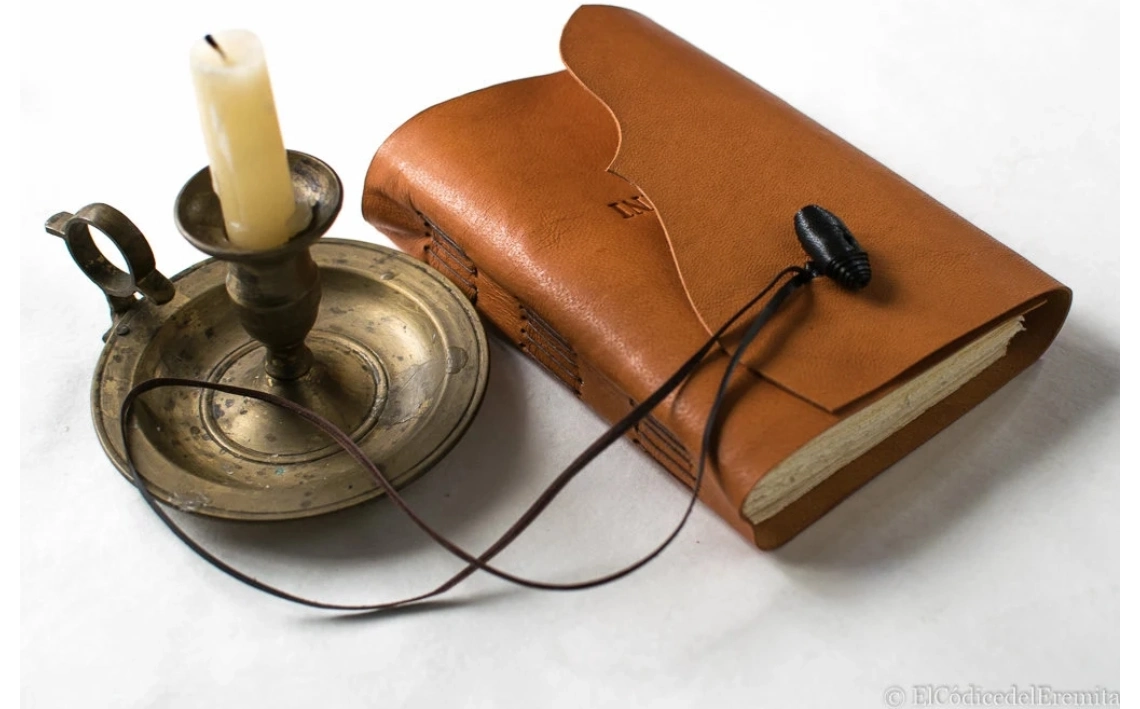 Diario en piel, diario de viajes, cuaderno en piel. Naranja, marrón. MEDITATIO series A6.9