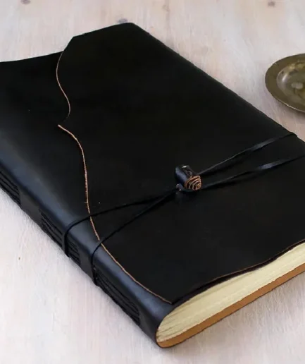 Grimorio grande en piel oscura,   Meditatio Antiqua