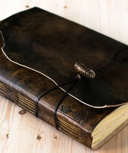 Cuaderno grande en piel de tapa blanda con solapa,  Summum Memorialis