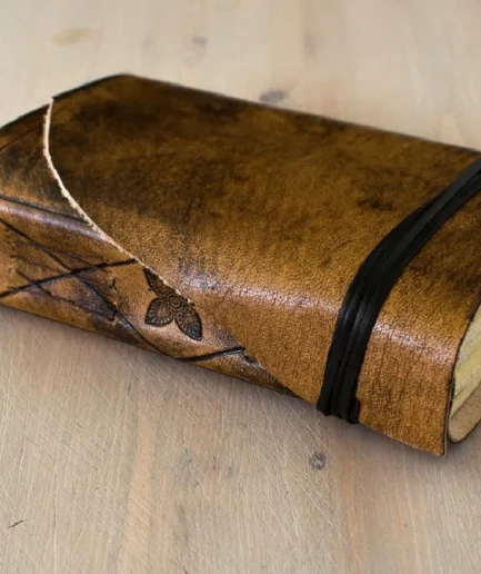 Cuaderno personalizado en piel envejecida a mano, tapa blanda, Summum Meditatio medium con nervios vistos en el lomo