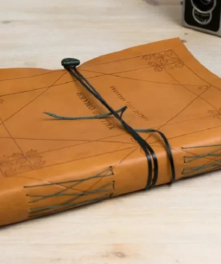 Álbum de fotos de tapa blanda en piel anaranjada y cierre medieval,   Memorialis Alba