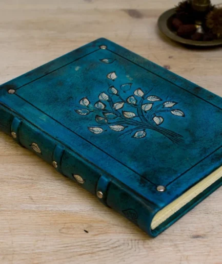 Cuaderno en piel artesanal con grabado único del árbol de la vida, Arbor Alba