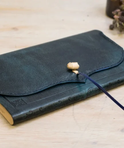 Funda de cuaderno artesanal azul noche con grabados medievales y solapa con bolsillo- Sefarad