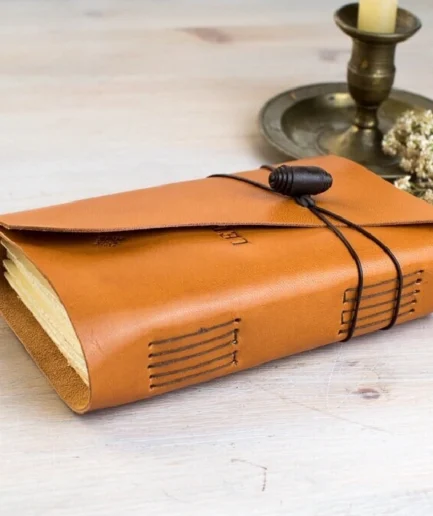 Cuaderno de piel artesanal, tapa blanda en tono naraja: Meditatio Unum.