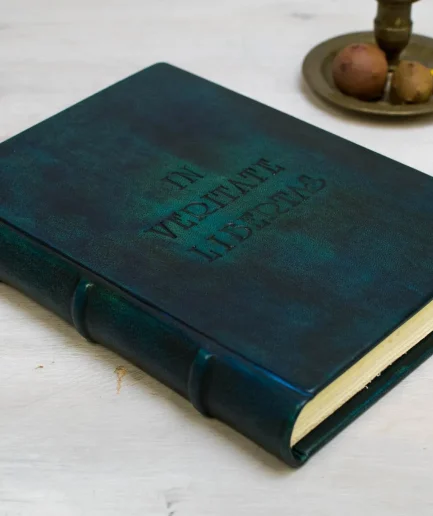 Cuaderno artesanal en piel en tono azul topacio, Aqua silentium