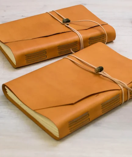 Cuaderno minimalista personalizado en piel natural en tono anaranjado,  Meditatio